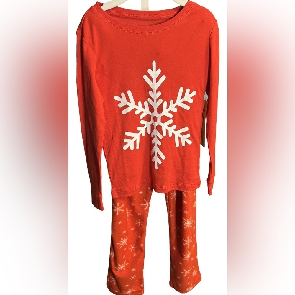Leveret Kids snowflake two piece pajama set long sleeve shirt and fleece pants